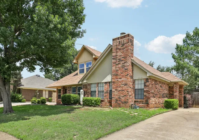 Homes for sale in Euless, TX | 2710 Newkirk Ct, Euless, TX 76039 | MLS# 21280682