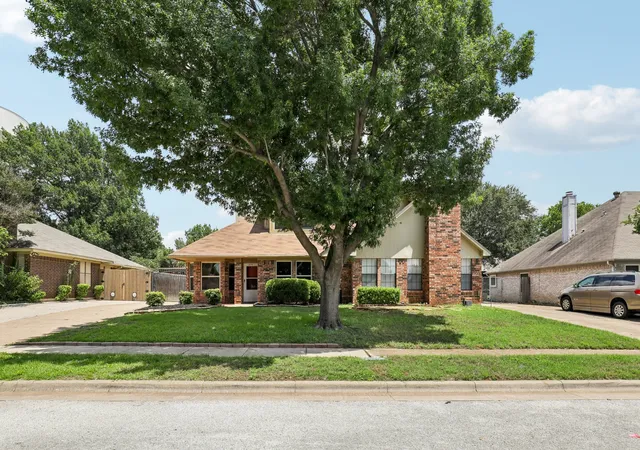 Homes for sale in Euless, TX | 2710 Newkirk Ct, Euless, TX 76039 | MLS# 21280682