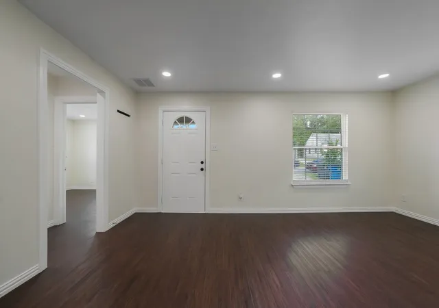 Photo 4 of Sale Pending at 414 Avenue I, Dallas, TX 75203 | MLS# 21278360 | Listing updated on 2026-09-25