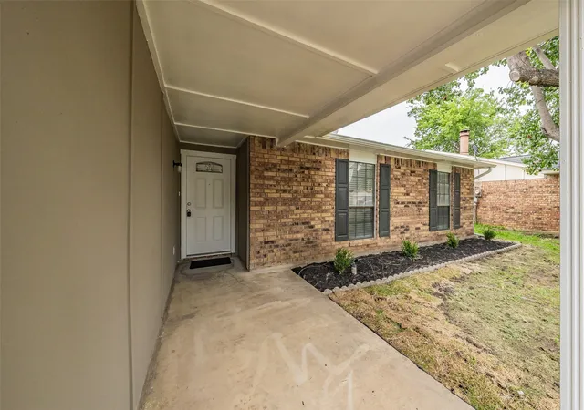 Photo 3 of Sale Pending at 6925 Sandstone Ct, Fort Worth, TX 76120 | MLS# 21283450 | Listing updated on 2026-07-21