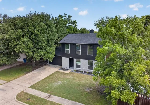 Photo 4 of Single family home for sale at 901 Huntington Dr, Lewisville, TX 75067 | MLS# 21283512 | Listing updated on 2026-07-28