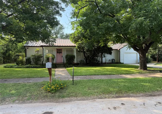 Homes for sale in Brownwood, TX | 1106 Morris St, Brownwood, TX 76801 | MLS# 21283577