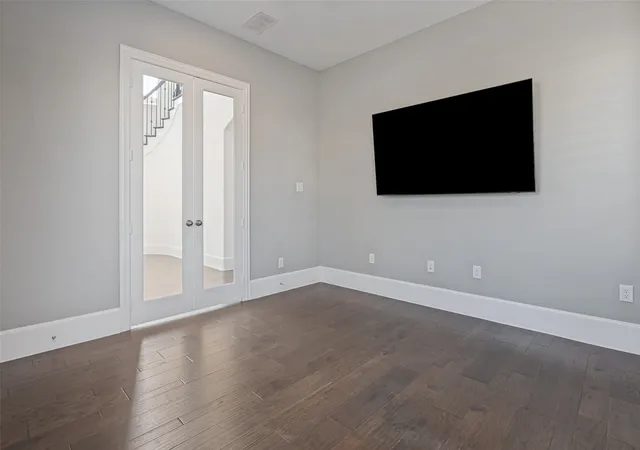 Photo 4 of Single family home for sale at 1328 Viridian Park Ln, Arlington, TX 76005 | MLS# 21282743 | Listing updated on 2026-09-25