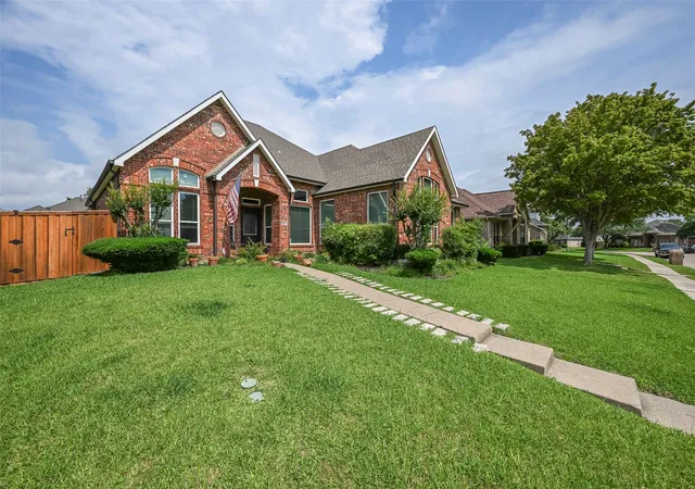 Photo 2 of Single family home for sale at 6017 Baskerville Dr, Rockwall, TX 75087 | MLS# 21238655 | Listing updated on 2026-09-04