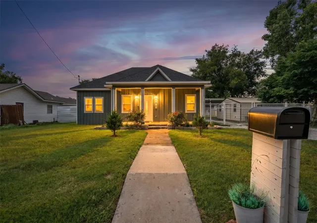 Homes for sale in Mineral Wells, TX | 403 13th St, Mineral Wells, TX 76067 | MLS# 21283569