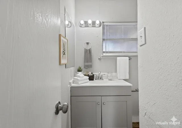 Photo 3 of House for sale at 909 W Chestnut St, Denison, TX 75020 | MLS# 21283331 | Listing updated on 2026-07-20