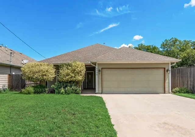 Photo 3 of Sale Pending at 5420 Meandering Rd, River Oaks, TX 76114 | MLS# 21283845 | Listing updated on 2026-07-05