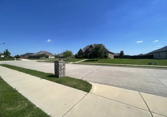 Photo 4 of Sale Pending at 321 Equestrian Dr, Waxahachie, TX 75165 | MLS# 21283833 | Listing updated on 2026-09-30
