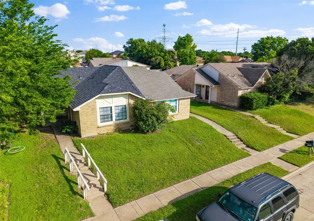 Photo 3 of Single family home for sale at 7254 Pineberry Rd, Dallas, TX 75249 | MLS# 21283964 | Listing updated on 2026-09-28