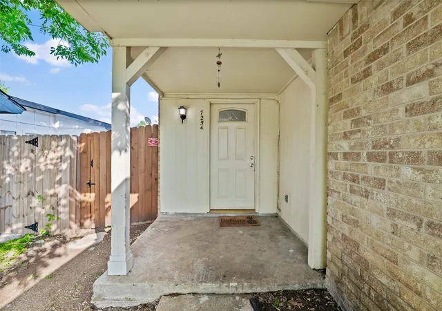 Photo 4 of Single family home for sale at 7254 Pineberry Rd, Dallas, TX 75249 | MLS# 21283964 | Listing updated on 2026-09-28