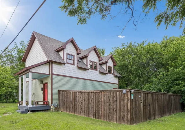 3rd image of 801 W Morphy St, Fort Worth, TX 76104 | MLS# 21279337