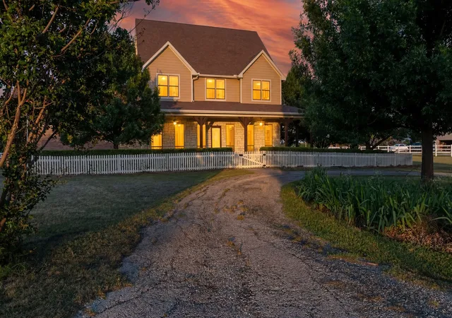 Photo 4 of Single family home for sale at 6670 Green Valley Cir, Aubrey, TX 76227 | MLS# 21283634 | Listing updated on 2026-07-13