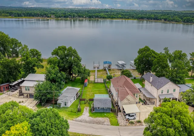 Photo 3 of Single family home for sale at 1028 W Lake Dr, Weatherford, TX 76087 | MLS# 21284147 | Listing updated on 2026-09-22