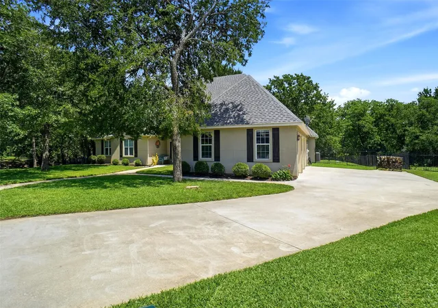 Photo 2 of Single family home for sale at 102 Manders Ct, Bridgeport, TX 76426 | MLS# 21283616 | Listing updated on 2026-09-03