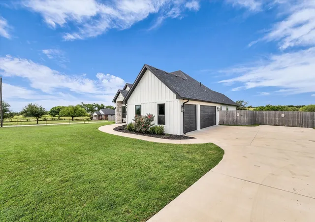 Homes for sale in Lorena, TX | 2724 Southwinds Dr, Lorena, TX 76655 | MLS# 21284224