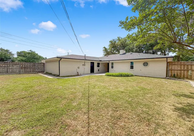 Photo 4 of Single family home for sale at 100 W Pleasantview Dr, Hurst, TX 76054 | MLS# 21284376 | Listing updated on 2026-10-31