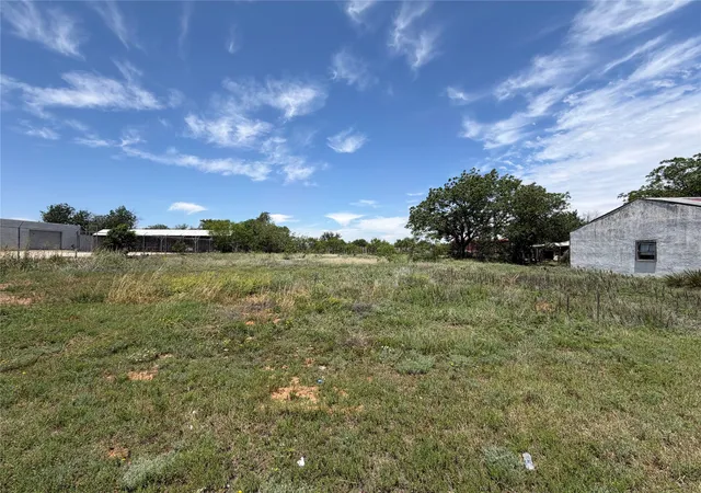 Homes for sale in Sweetwater, TX | 2407 E Broadway St, Sweetwater, TX 79556 | MLS# 21284386