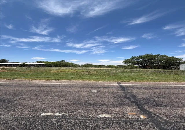 Homes for sale in Sweetwater, TX | 2407 E Broadway St, Sweetwater, TX 79556 | MLS# 21284386