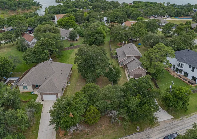 Homes for sale in Oak Point, TX | 563 Valley Dr, Oak Point, TX 75068 | MLS# 21281426