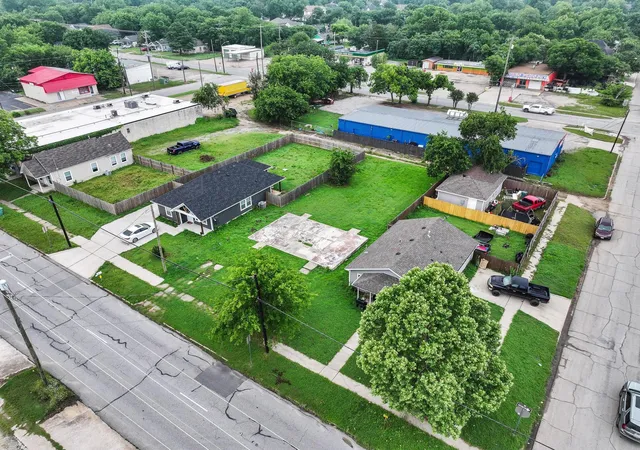 Photo 1 of Land for sale at 806 E Houston St, Sherman, TX 75090 | MLS# 21279563 | Listing updated on 2026-09-16