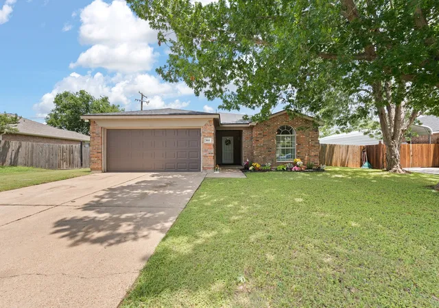 Homes for sale in Cleburne, TX | 1611 Berry Dr, Cleburne, TX 76033 | MLS# 21284318