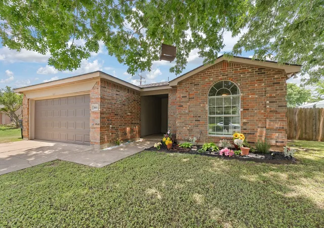 Homes for sale in Cleburne, TX | 1611 Berry Dr, Cleburne, TX 76033 | MLS# 21284318