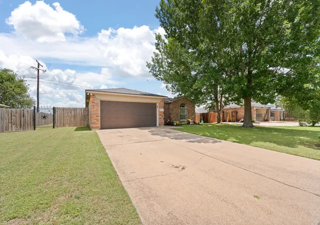 Homes for sale in Cleburne, TX | 1611 Berry Dr, Cleburne, TX 76033 | MLS# 21284318