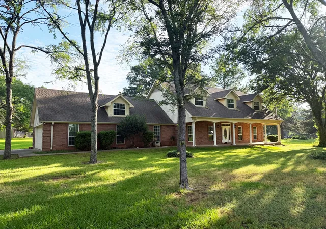Photo 3 of Single family home for sale at 2811 N Shore Dr, Bonham, TX 75418 | MLS# 21279422 | Listing updated on 2026-08-16