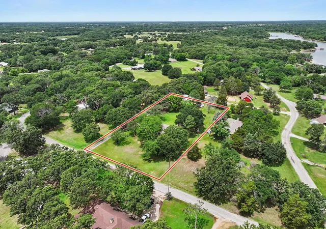 Photo 3 of Single family home for sale at 2811 N Shore Dr, Bonham, TX 75418 | MLS# 21279422 | Listing updated on 2026-08-16