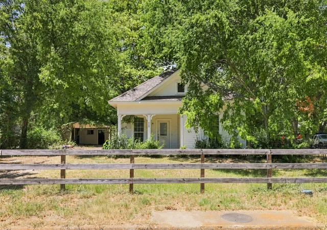 Photo 1 of Single family home for sale at 409 S Boyd St, Lindale, TX 75771 | MLS# 21284518 | Listing updated on 2026-10-03