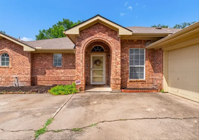 Photo 3 of Single family home for sale at 1901 Le Sage Ct, Denton, TX 76208 | MLS# 21284000 | Listing updated on 2026-08-31