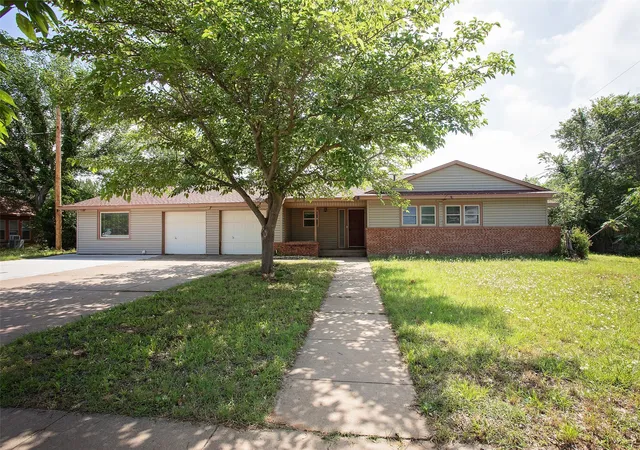 Photo 1 of Single family home for sale at 417 Summitt Ave, Graham, TX 76450 | MLS# 21281438 | Listing updated on 2026-07-21