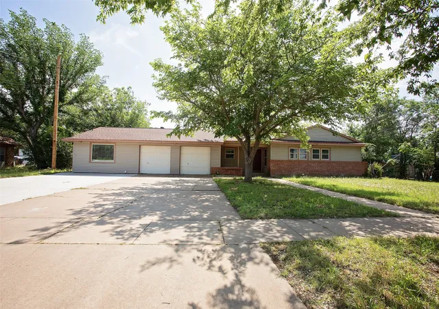 Photo 2 of Single family home for sale at 417 Summitt Ave, Graham, TX 76450 | MLS# 21281438 | Listing updated on 2026-07-21