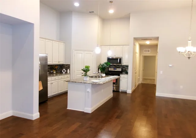 5th image of 883 Birds Fort Trl, Arlington, TX 76005 | MLS# 21284644