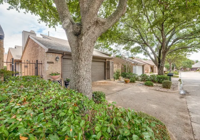 Townhouse for sale at 3316 Courtyard Pl, Dallas, TX 75234 | MLS# 21282208
