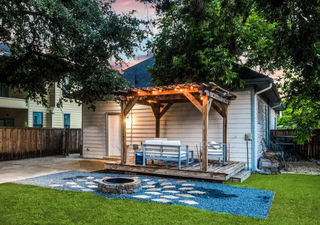 Homes for sale in Dallas, TX | 820 W 8th St, Dallas, TX 75208 | MLS# 21284680