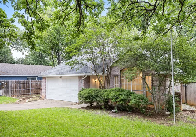Homes for sale in Bedford, TX | 3208 Hickory Ct, Bedford, TX 76021 | MLS# 21283733