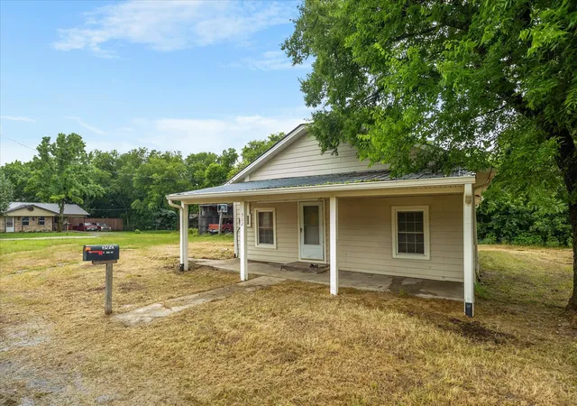 Photo 2 of Single family home for sale at 502 S Elm St, Celeste, TX 75423 | MLS# 21281057 | Listing updated on 2026-07-13