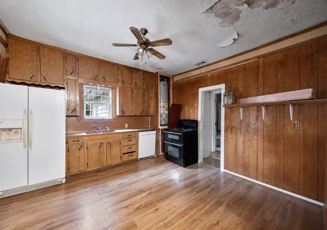 Photo 4 of Single family home for sale at 502 S Elm St, Celeste, TX 75423 | MLS# 21281057 | Listing updated on 2026-07-13