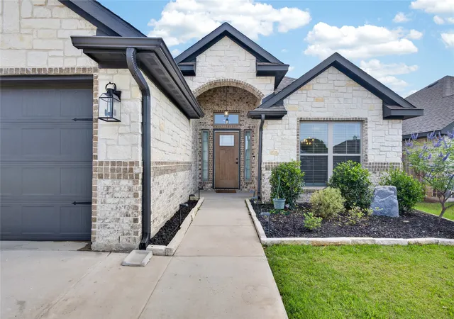 Photo 3 of Single family home for sale at 125 Maverick Ln, Pilot Point, TX 76258 | MLS# 21283276 | Listing updated on 2026-08-16