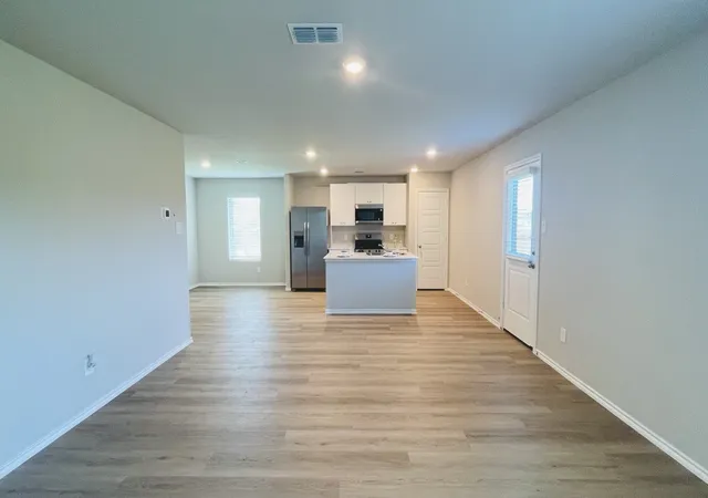 Photo 4 of Sale Pending at 4212 Woodhill Bend Dr, Fort Worth, TX 76036 | MLS# 21281107 | Listing updated on 2026-08-17