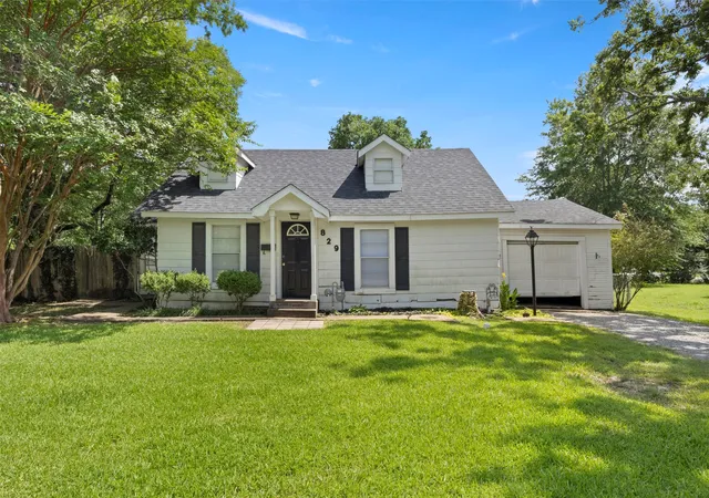 Homes for sale in Bonham, TX | 829 W 9th St, Bonham, TX 75418 | MLS# 21284010