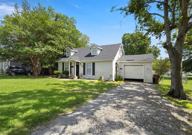 Homes for sale in Bonham, TX | 829 W 9Th St, Bonham, TX 75418 | MLS# 21284010