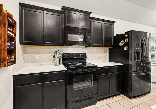 Photo 3 of Single family home for sale at 1327 Lanius St, Gainesville, TX 76240 | MLS# 21284905 | Listing updated on 2026-09-23