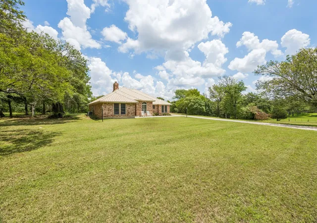 Photo 3 of Single family home for sale at 807 E State Hwy 11, Whitewright, TX 75491 | MLS# 21245282 | Listing updated on 2026-07-20