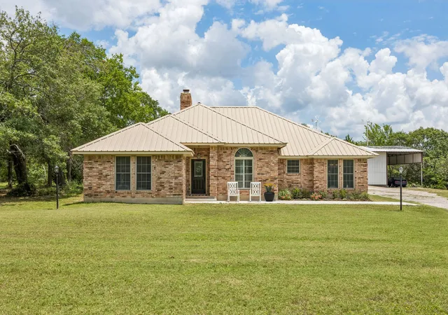 Photo 4 of Single family home for sale at 807 E State Hwy 11, Whitewright, TX 75491 | MLS# 21245282 | Listing updated on 2026-07-20