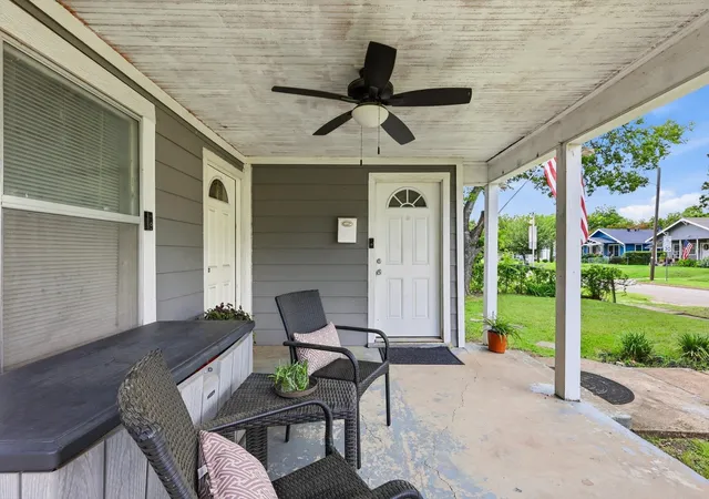 Photo 3 of Single family home for sale at 2518 Gladstone Dr, Dallas, TX 75211 | MLS# 21283277 | Listing updated on 2026-08-29
