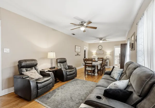 Photo 4 of Single family home for sale at 2518 Gladstone Dr, Dallas, TX 75211 | MLS# 21283277 | Listing updated on 2026-08-29