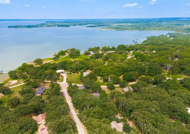 Photo 2 of Single family home for sale at 200 Lakeside Dr, Quinlan, TX 75474 | MLS# 21283495 | Listing updated on 2026-08-22