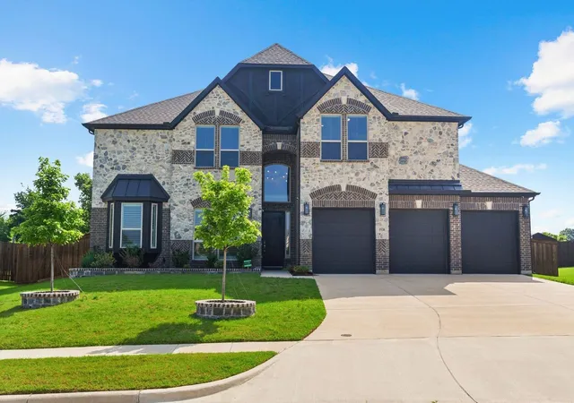 Photo 2 of Single family home for sale at 1938 Silver Creek Ln, Cedar Hill, TX 75104 | MLS# 21284199 | Listing updated on 2026-09-19
